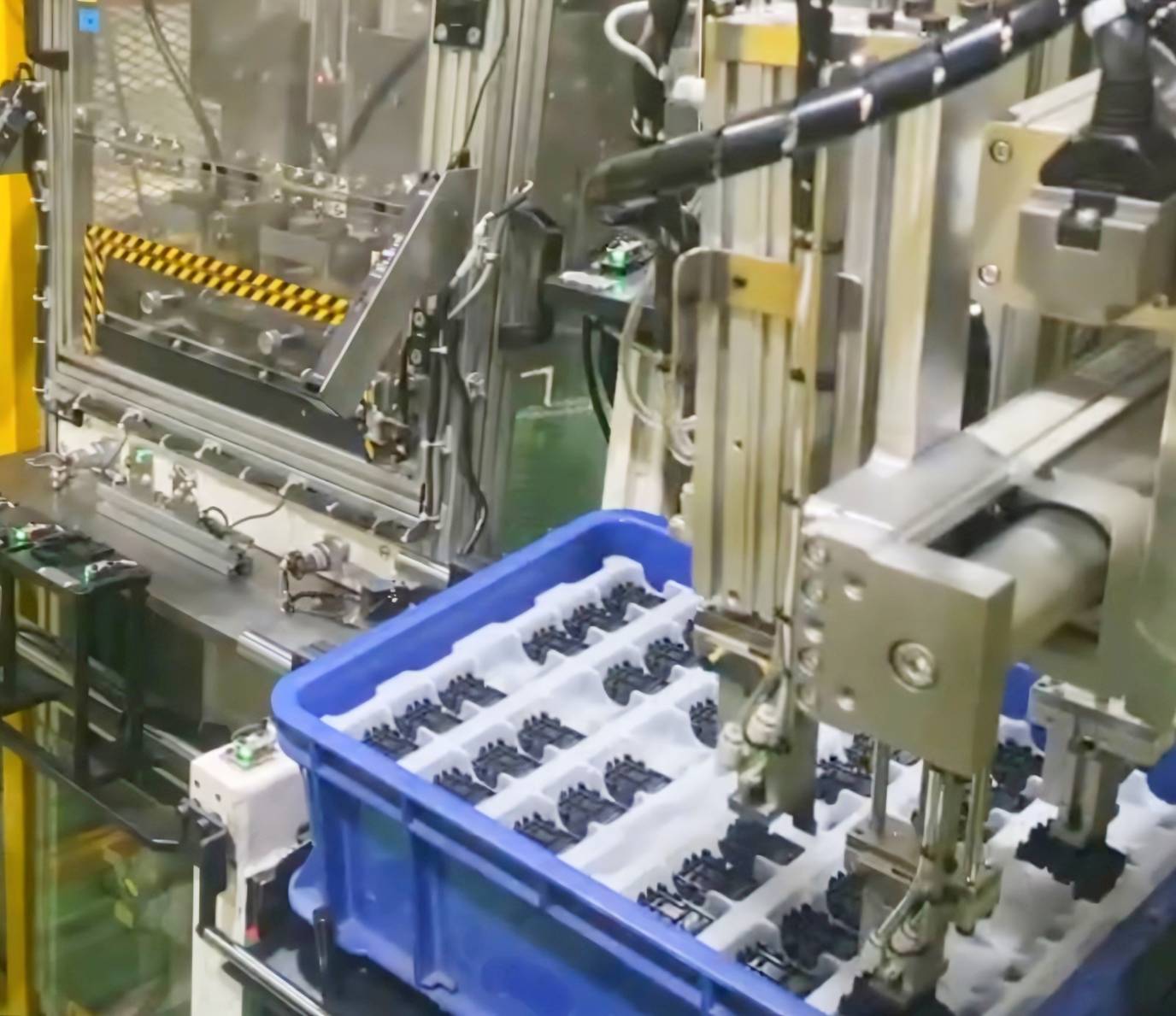 Palletizer robot for automated packaging by KUROITSU (THAILAND) CO., LTD..jpg