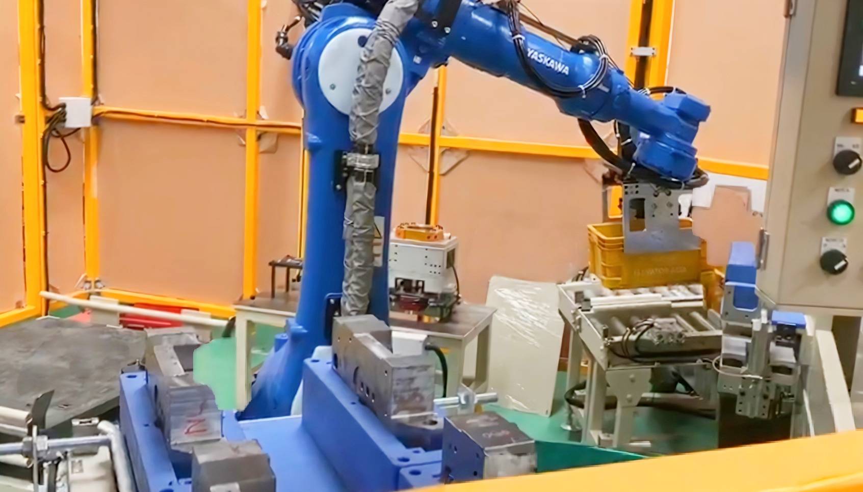 Palletizing robot for factory automation by KUROITSU (THAILAND) CO., LTD..jpg