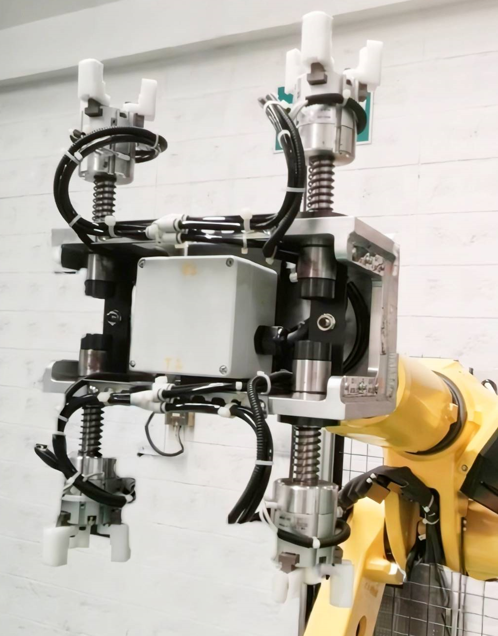 Robot hand and gripper for FA by KUROITSU (THAILAND) CO., LTD..png